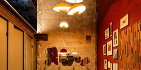 Banheiro Sincrético, por Isadora Araujo. No amplo pé-direito, o jogo de luzes com as luminárias produzidas com micélio | Foto: Mariana Camargo