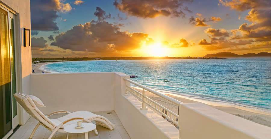 Pôr do Sol fascinante visto da varanda de uma das suítes do Aurora Anguilla Resort