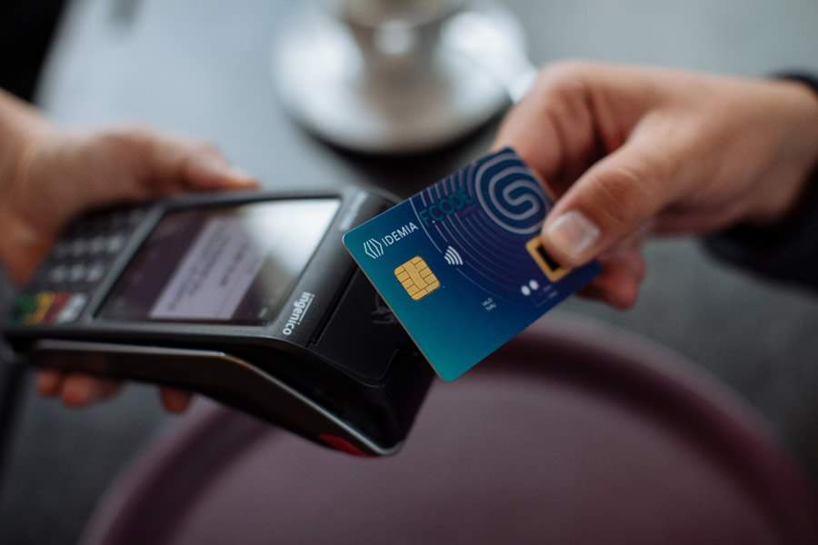 Brasileiros aprovam cartões de pagamento com biometria digital
