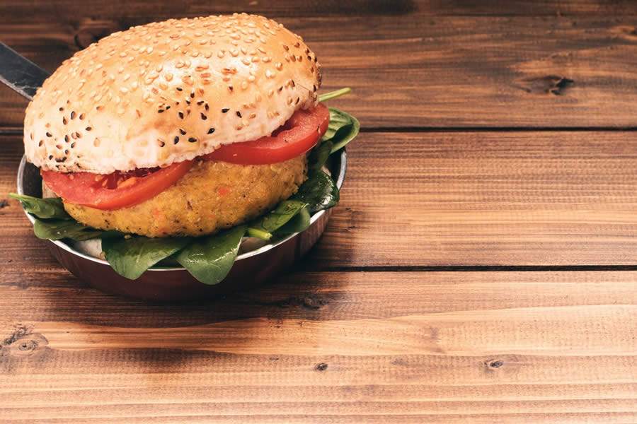 Dia Mundial do Hambúrguer – Aprenda a fazer um saboroso hambúrguer vegano