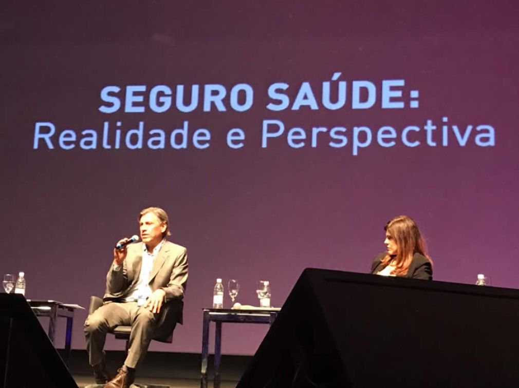  Amilcar Vianna media palestra sobre Saúde. Ao seu lado, a presidente da FenaSaúde, Solange Beatriz Palheiro Mendes