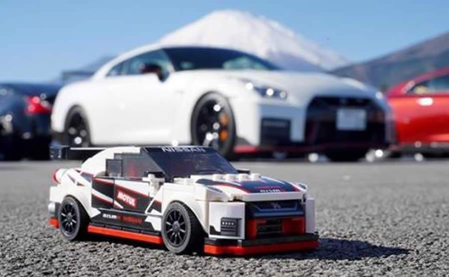 LEGO® Speed Champions Nissan GT-R NISMO visita irmão mais velho