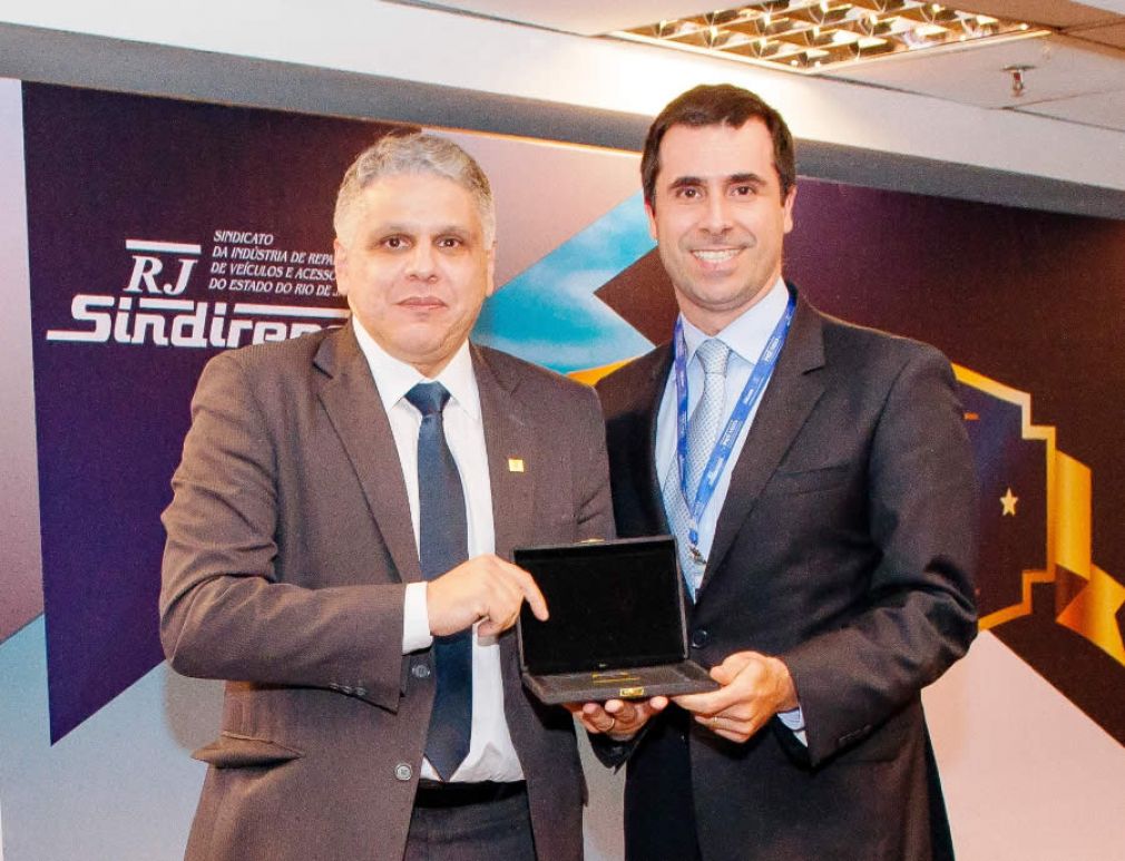 Legenda da Foto: Carlos Oliva (à esquerda), Superintendente-Executivo da Bradesco AutoRE, recebeu o prêmio em nome do Grupo Segurador.