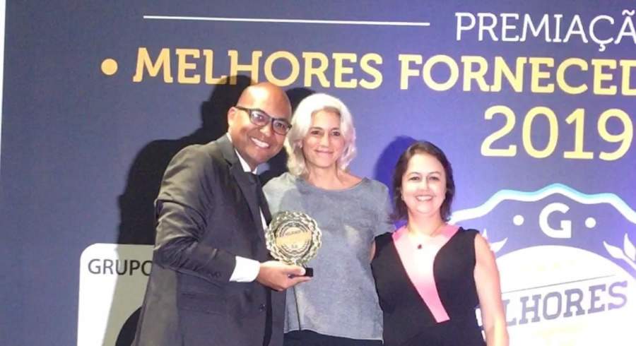 Rogério, Patricia e Ana Paula recebem o troféu
