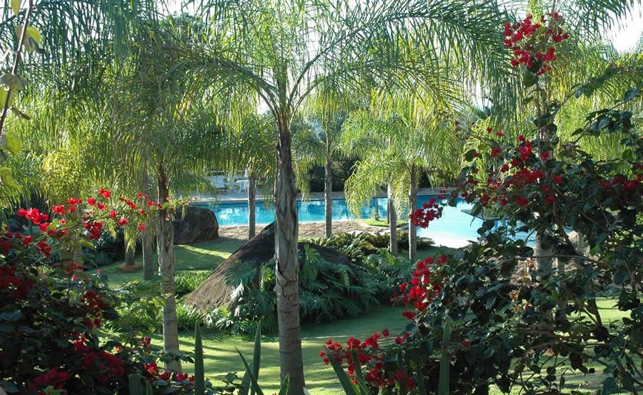 Lake Vilas Charm Hotel e Spa piscina externa instalada entre jardins - (Divulgação)