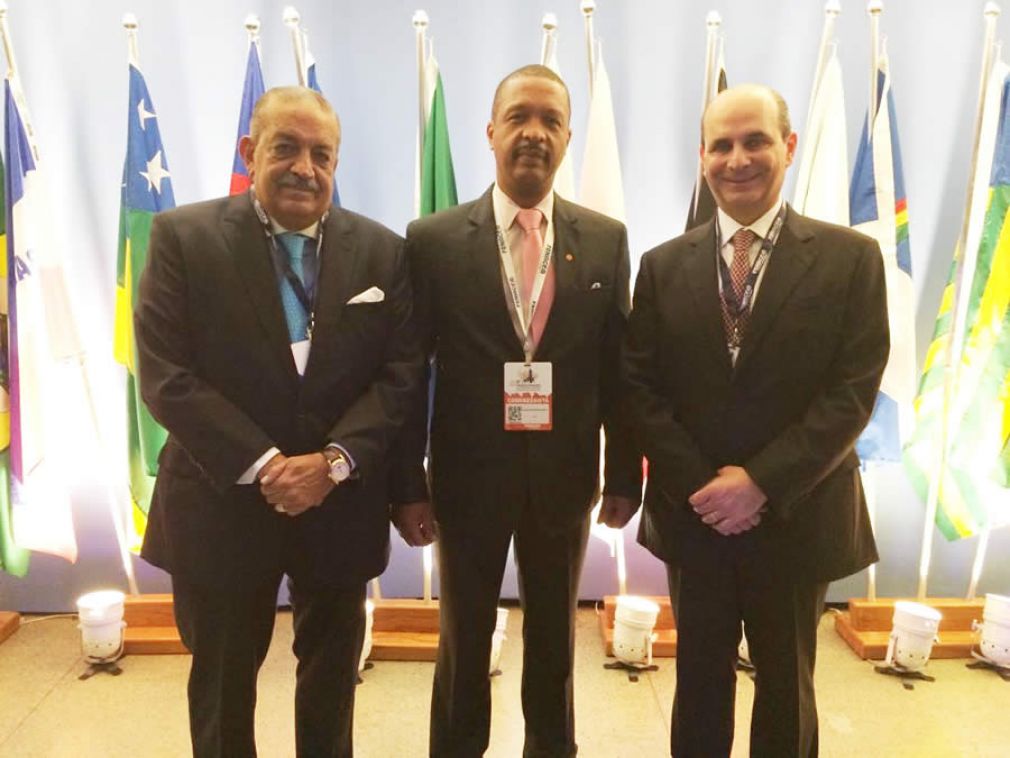 O presidente do CVG-RJ, Carlos Ivo Gonçalves (C), com Henrique Brandão (E), presidente do Sincor-RJ, e Edson Franco, CEO da Zurich Seguros.