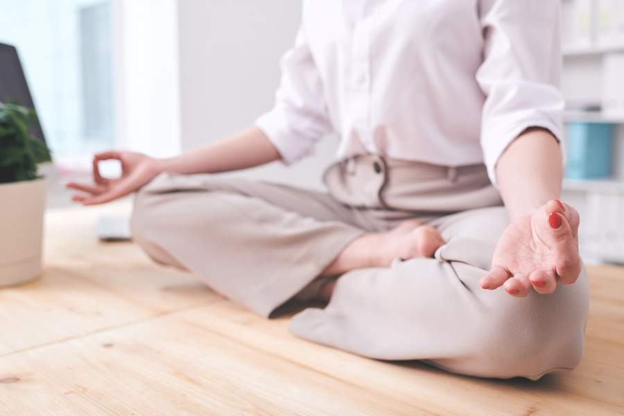 As práticas meditativas promovem momentos de cuidado e autoconhecimento, além do bem-estar em ambientes corporativos - Crédito: Envato