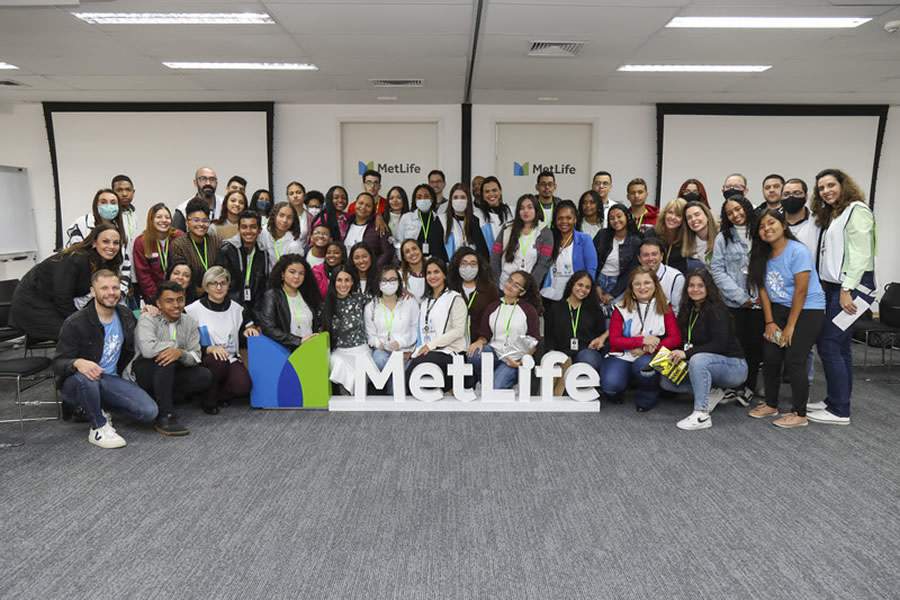 Jovens e colaboradores MetLife participantes da edição 2022 do Programa Carta e Carreira