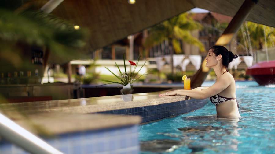 Bar molhado - espaço para drinks nas piscinas do Recanto Cataratas (Divulgação)