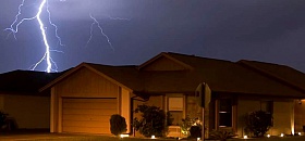 Descargas elétricas no Brasil: um fenômeno natural que exige atenção redobrada à segurança e manutenção de sistemas elétricos e extintores. (Divulgação)