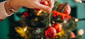 Chegou a época mais querida de todas e entre luzes, memórias e presentes, a decoração natalina inaugura o período de celebrações e preparação para o novo ano que se aproxima | Foto: Freepik