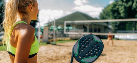  Pesquisa no Brazilian Journal of Health Review indica que 50% dos praticantes de beach tennis avaliados já apresentaram algum tipo de lesão. Foto: banco de imagens