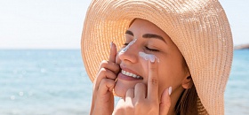 Com as altas temperaturas e o aumento da intensidade solar, o verão exige atenção redobrada aos cuidados com a pele. - Divulgação | Faculdade Santa Marcelina | ShutterStock
