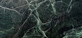 A pedra natural Pinta Verde, do Ceará, foi uma das escolhas do arquiteto Leo Zanatta para a confecção da Mesa Austral