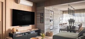  As cortinas blackout são uma ótima opção para quem tem problemas na hora dormir ou apenas não gosta do reflexo da luz na televisão no meio do filme. A escolha é versátil e eficaz para quem busca conforto e funcionalidade sem abrir mão do estilo | Projeto da Dantas & Passos Arquitetura | Foto: Henrique Ribeiro