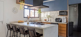 Neste projeto, o arquiteto Paulo Tripoloni brinca com a paleta cromática trazendo na marcenaria laminada um azul mineral que harmoniza com o granito branco-itaúnas escovado em destaque na bancada | Projeto: Atelier de Arquitetura Paulo Tripoloni | Foto: Rafael Renzo