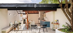 Para não ter que refazer todo o telhado original de barro, que já existia no projeto original, o arquiteto Bruno Moraes preservou e complementou com a estrutura metálica recoberta por vidro – decisão que ampliou a entrada de luz natural no espaço de convivência próximo à churrasqueira | Projeto BMA Studio | Foto: Guilherme Pucci