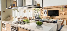 No projeto que realizou para morar com sua família, o arquiteto Bruno Moraes relata sua preferência por ambientes integrados, uma vez que gosta de recepcionar bem e estar em contato com as visitas a todo o momento. Entretanto, em situações pontuais, ele também lançou mão de divisórias que ajudam na dinâmica do apartamento | Projeto BMA Studio | Foto: Guilherme Pucci