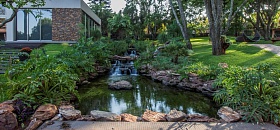 O som da água, a textura das pedras, a variedade de tons das espécies e os aromas do jardim são alguns exemplos de sensações | Projeto de paisagismo: Depieri Paisagismo | Projeto de arquitetura: MAAI Arquitetura | Foto: Clausem Bonifacio