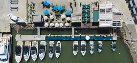 Expedição inédita reunirá mais de 30 barcos e vai conectar cidades do litoral de SC  O Fibrafort Factory, realizado na Marina Itajaí, vai reunir toda a linha Focker na água, com test drives, condições direto de fábrica e programação aberta ao público. A edição deste ano conta com uma expedição inédita, com a proposta de reunir cerca de 30 lanchas. A expectativa é atrair visitantes de diferentes regiões do país ao longo dos nove dias.  Santa Catarina concentra cerca de 18% das empresas fabricantes de embarcações de esporte e lazer do país, segundo último levantamento do Sebrae. O estado é conhecido também por receber eventos globais como a The Ocean Race, já confirmada novamente em Itajaí (SC) para 2027, e o maior Boat Show do Sul do Brasil. Além disso, SC concentra estaleiros de relevância no cenário nacional e internacional, como a Fibrafort, maior fabricante de barcos da América Latina com 35 anos de trajetória, responsável por produzir as lanchas Focker.  A empresa, que já soma 19 mil barcos entregues no mundo, realiza a 3ª edição do Fibrafort Factory, de 11 a 19 de abril, na Marina Itajaí, no litoral norte. A programação inclui uma expedição inédita no dia 18, com a projeção de reunir cerca de 30 lanchas Focker de diferentes cidades do litoral catarinense, como Porto Belo, Bombinhas, Florianópolis e Joinville. O ponto de encontro será na Marina Itajaí e, de lá, o grupo segue até a fábrica do estaleiro para uma visita guiada ao processo de produção das lanchas.  “Buscamos, a cada edição, evoluir o formato do evento e trazer iniciativas que aproximem o cliente da marca. Neste ano, lançamos a primeira expedição oficial da Focker, alinhada ao conceito da nova linha Explorer, recentemente apresentada pela marca, que traz a proposta de explorar novos destinos e reforçar o espírito de aventura na navegação. A ideia é fortalecer esse relacionamento com os nossos clientes e amantes da marca. Além disso, durante o Fibrafort Factory, os visitantes terão acesso a condições comerciais diferenciadas, com modelos disponíveis na água para visitação e test drive”, afirma Bárbara Martendal, diretora de negócios da Fibrafort.  Durante o evento, toda a linha de embarcações Focker estará em exibição na água, com modelos de 18 a 42 pés abertos à visitação e test drives. O público também poderá acessar condições de fábrica para aquisição das lanchas. Aberto ao público, o Fibrafort Factory contará ainda com programação paralela, como música ao vivo. Ao longo dos dias de feira, a expectativa é receber visitantes de diferentes regiões do país.  Serviço O quê: 3ª edição do Fibrafort Factory Quando: de 11 a 19 de abril, das 9h às 19h Onde: Marina Itajaí — Av. Carlos Ely Castro, 100, Centro, Itajaí (SC) Quanto: Gratuito  Sobre a Fibrafort  Considerada uma das maiores fabricantes de barcos da América Latina, a Fibrafort foi fundada há 35 anos na cidade catarinense de Itajaí, polo náutico brasileiro, e já possui mais de 19 mil barcos entregues no mundo e presença em 56 países. Produz a conceituada linha de lanchas Focker, modelos de embarcações premiados e de alta qualidade, com dimensões que variam entre 18 e 42 pés. São indicadas para a navegação e diversão em família. Design inovador, beleza, praticidade e conforto, acabamentos para garantir durabilidade e menos ruído, além de alta performance, estabilidade e manobrabilidade durante a navegação são algumas das características inconfundíveis da marca que segue rigorosas normas internacionais de segurança.