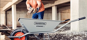 Carrinho de Mão Extra Forte, que utiliza pneu produzido com borracha reciclada pelo Grupo Force (PB), a partir de resíduos industriais da fabricação de sandálias Havaianas, está entre os produtos premiados da Tramontina no 29º Prêmio Melhor Produto do Ano, eleito pelos lojistas em todo o Brasil. (Tramontina/Divulgação)