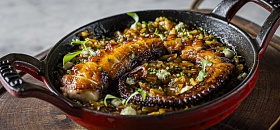  Arroz de Polvo (R$ 188), preparado com arroz biodinâmico, polvo grelhado, coentro, tomate, pimentão vermelho, manjericão, pimenta dedo-de-moça, aioli picante e azeite verde - Elvis Fernandes