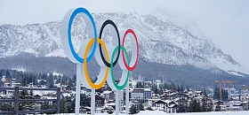 Os anéis olímpicos sob a neve da cidade de Cortina - Creative Commons