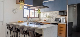 A cozinha foi o ambiente que mudou radicalmente, com troca de revestimentos de parede, bancada e uma marcenaria colorida completamente nova | Projeto Atelier Paulo Tripoloni | Foto: Rafael Renzo | Produção: Mayra Navarro