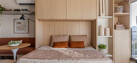 Entre os principais destaques do projeto, o arquiteto Raphael Wittmann ressalta a marcenaria planejada, a cama retrátil e os móveis soltos versáteis e compactos | Projeto Rawi Arquitetura + Design | Foto: Rafael Renzo