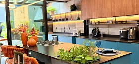 Cozinha assume protagonismo na arquitetura contemporânea e se consolida como centro simbólico, social e estratégico da casa brasileira - Divulgação