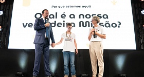 Foto: Rogério Araújo, presidente do Instituto Minha Vida Protegida, recebe a diarista Marlene e seu filho Rafael