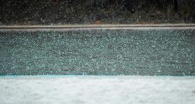 Piscina na chuva - Unsplash