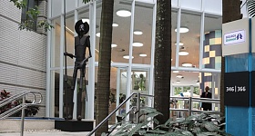   Entrada da empresa, onde está exposta a escultura Dom Quixote, obra do artista Roberto Bicalho. Crédito - Divulgação 