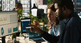  Estudos da GEM Corp e IBM Data Migration Studies indicam que entre 70% e 80% dos projetos de migração enfrentam atrasos ou custos adicionai - Freepik