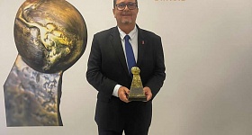 Edson Calheiros, presidente do CVG-RJ, com a premiação – Foto: Divulgação