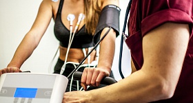 Antes do início das atividades físicas, a avaliação médica é fundamental para identificar fatores de risco ocultos - Crédito: Envato