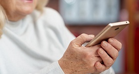 Pessoas idosas jamais devem repassar dados pessoais ou bancários por telefone ou mensagens - Freepik