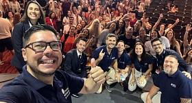   Cassio Guiglielmin, executivo de contas sênior da Europ Assistance Brasil, e agentes de viagens no Seminário de Vendas da MSC Cruzeiros - Divulgação