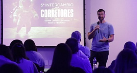   Fotos: Leandro Giroldo apresentando o evento em 2025.