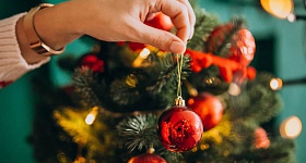 Chegou a época mais querida de todas e entre luzes, memórias e presentes, a decoração natalina inaugura o período de celebrações e preparação para o novo ano que se aproxima | Foto: Freepik