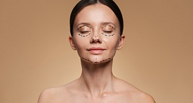  Legenda: A exposição constante à própria imagem em vídeos e reuniões online tem levado mais pessoas a buscar cirurgias faciais, muitas vezes motivadas por percepções distorcidas causadas pela câmera - Crédito: Freepik