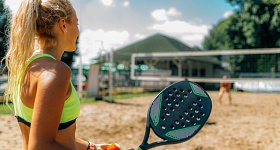  Pesquisa no Brazilian Journal of Health Review indica que 50% dos praticantes de beach tennis avaliados já apresentaram algum tipo de lesão. Foto: banco de imagens