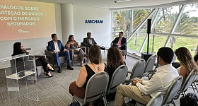 Especialistas e representantes do setor segurador e reguladoras durante debate na capital federal. Foto: Divulgação/CNseg