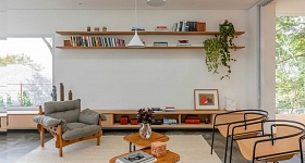 Planejamento, mobiliário, iluminação e acabamentos fazem toda a diferença no ambiente mais acolhedor da residência. Vale também apostar em peças de design nacional, como Sérgio Rodrigues, Lina Bo Bardi e Alessandra Delgado, apresentados no projeto acima | Projeto Rawi Arquitetura + Design | Foto: Rafael Renzo