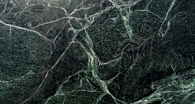 A pedra natural Pinta Verde, do Ceará, foi uma das escolhas do arquiteto Leo Zanatta para a confecção da Mesa Austral