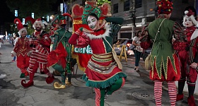 Parada Natalina encanta Santos Dumont - 2M Filmes