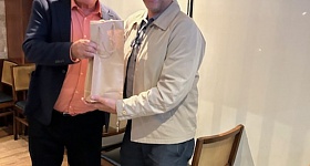 Gilberto Villela (E) recebe o brinde do aniversariante de março de Sandro Leal Alves – Foto: Divulgação