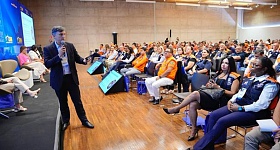 Esteves Colnago da CNseg, diante de representantes da Defesa Civil, em Brasília. Foto: Divulgação CNM