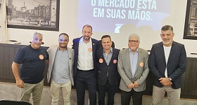Legenda: Lideranças do CSP-MG, Ascor, Sincor-MG com o palestrante do evento, Rogério Araújo