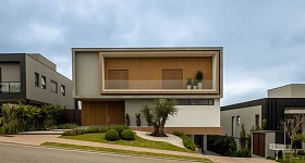 Nesta residência na Granja Viana (SP), os arquitetos Mariana Meneghisso e Alexandre Pasquotto realizaram desde a escolha do terreno até o estudo detalhado da topografia a fim de garantir o melhor aproveitamento da vista, da luz natural e das possibilidades que o lugar poderia oferecer | Projeto Meneghisso & Pasquotto Arquitetura | Foto: JP Image